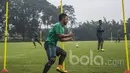 Gelandang Persib, Gian Zola, melakukan pemanasan saat mengikuti seleksi Timnas Indonesia U-22 di Lapangan SPH Karawaci, Banten, Selasa (7/3/2017). (Bola.com/Vitalis Yogi Trisna)