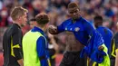 Gelandang Manchester United, Paul Pogba bersiap mengikuti sesi latihan terbuka jelang pertandingan tur pramusim melawan Perth Glory di Stadion Optus, Perth (11/7/2019). MU dijadwalkan menggelar tur pramusim di Australia, Tiongkok, dan Singapura. (AFP Photo/Tony Ashby)