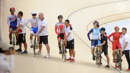 Atlet Crismonita Dwi Putri (tengah) saat turun nomor keirin putri di Jakarta International Velodrome, Rawamangun, Selasa (28/8). Crismonita selisih waktu 0,285 detik dari Korea Selatan, Tiongkok, dan Hong Kong. (Merdeka.com/Arie Basuki)