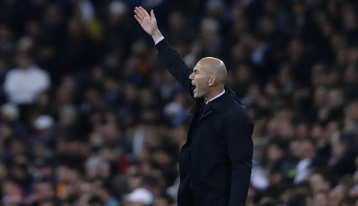 Pelatih Real Madrid, Zinedine Zidane menginstruksikan pemainnya saat bertanding melawan Galatasaray pada pertandingan Grup A Liga Champions di stadion Santiago Bernabeu, Spanyol (6/11/2019). Madrid menang telak 6-0 atas Galatasaray. (AP Photo/Manu Fernandez)