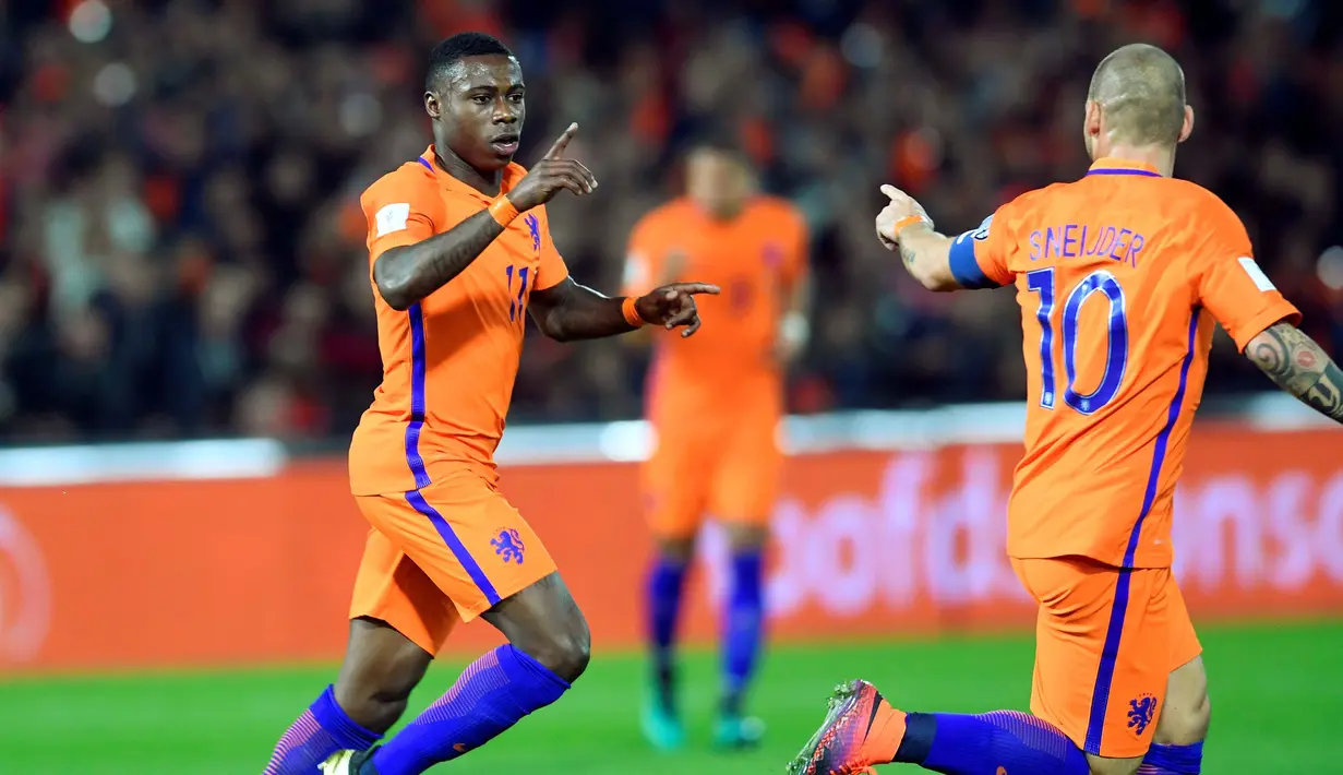 Pemain Belanda, Quincy Promes merayakan golnya bersama Wesley Sneijder saat melawan Belarus pada kualifikasi Piala Dunia 2018 di Stadion De Kuip, Rotterdam, Sabtu (08/10/2016) dini hari WIB. (REUTERS/United Photos/Toussaint Kluiters)
