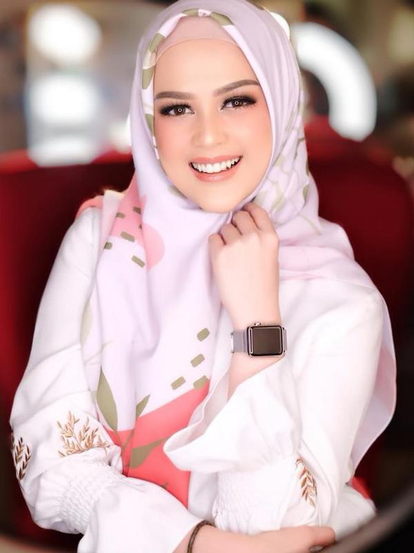 Sejak tahun 2007 Cut Meyriska sudah menghiasi layar kaca sebagai artis sinetron. Tak hanya sinetron, namun FTV dan layar lebar pun ia geluti. Saat ini Cut Meyriska tengah berbahagia karena akan menggelar pernikahan dengan Roger Danuarta. (Liputan6.com/IG/@cutratumeyriska)