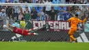Dari lima eksekutor Belanda, dua penendang awal yaitu Virgil van Dijk dan Steven Berghuis gagal menjaringkan bola ke gawang Argentina yang dikawal Emiliano Martinez. (AP/Natacha Pisarenko)