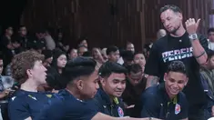 Pemain Persib Bandung, Marc Klok, berbincang dengan pemain Oxford United, Ole Romeny, sebelum acara konferensi pers terkait Piala Presiden 2025 di SCTV Tower, Senayan, Jakarta Pusat, Jumat (4/7/2025). (Bola.com/M Iqbal Ichsan)