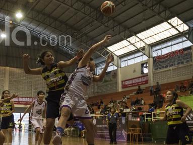 Pebasket Merpati Bali, Agustin Retong, berebut rebound dengan pebasket Tanago Friesian pada perebutan tempat ketiga Sahabat Cup 2017 di GOR Sahabat, Semarang, Sabtu (22/4/2017). Merpati menang 53-30 atas Tanago. (Bola.com/Vitalis Yogi Trisna)