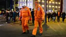 Para pendukung De Oranje tampak lesu usai menyaksikan kegagalan Belanda menaklukan Ceska di Stadion Amsterdam Arena, Belanda, Rabu (15/10/2015). Belanda gagal lolos ke Piala Eropa 2016. (AFP Photo/Remko De Waal)