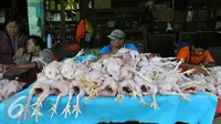 Pedagang ayam menunggu pembeli di salah satu pasar di Jakarta, Selasa (3/5). BPS mengatakan laju inflasi nasional akan tetap terkendali dan rendah hingga memasuki periode puasa Ramadhan pada Juni 2016.. (Liputan6.com/Angga Yuniar) 