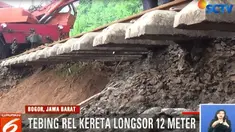 Dipicu hujan, tebing diatas rel tergerus air. Air menggerus tanah bantalan rel dan terjadi longsor.
