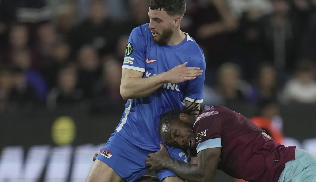 <p>Bek AZ Alkmaar, Pantelis Hatzidiakos berebut bola dengan penyerang West Ham United, Michail Antonio pada leg pertama semifinal Europa Conference League 2022/2023 di London Stadium, London, Jumat (12/5/2023) dini hari WIB. (AP Photo/Kin Cheung)</p>