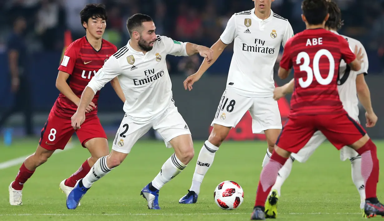 Bek Real Madrid, Dani Carvajal menggiring bola dari kawalan pemain Kashima Antlers selama semifinal Piala Dunia Antarklub 2018 di stadion Zayed Sports City, Uni Emirat Arab (19/12). Madrid menang 3-1. (AP Photo/Kamran Jebreili)
