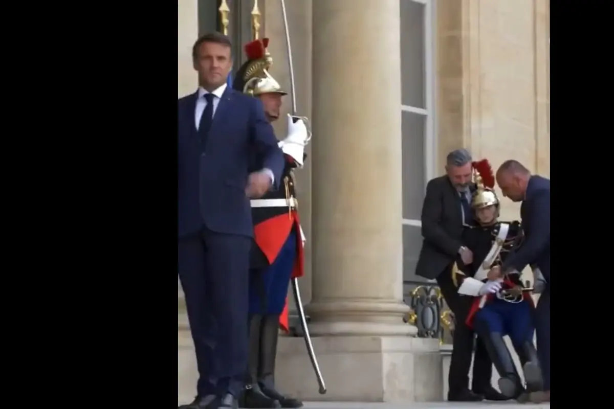 Seorang tentara Prancis pingsan saat bertugas melakukan penjagaan ketika Presiden Emmanuel Macron menyambut Presiden Madagaskar Andry Rajoelina. (Tangkapan layar Twitter/@PhoenixCNE_News)