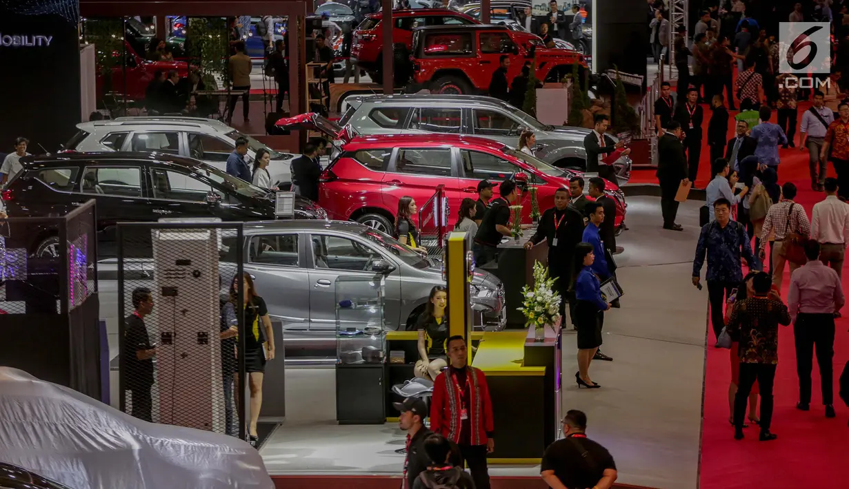 Pengunjung memadati ruang pamer pada pembukaan The 19th Indonesia International Motor Show (IIMS) 2019 pada hari pertama pembukaan di JIExpo Kemayoran, Jakarta, Kamis (25/4). Pameran industri otomotif tersebut berlangsung 25 April - 5 Mei 2019. (Liputan6.com/Faizal Fanani)