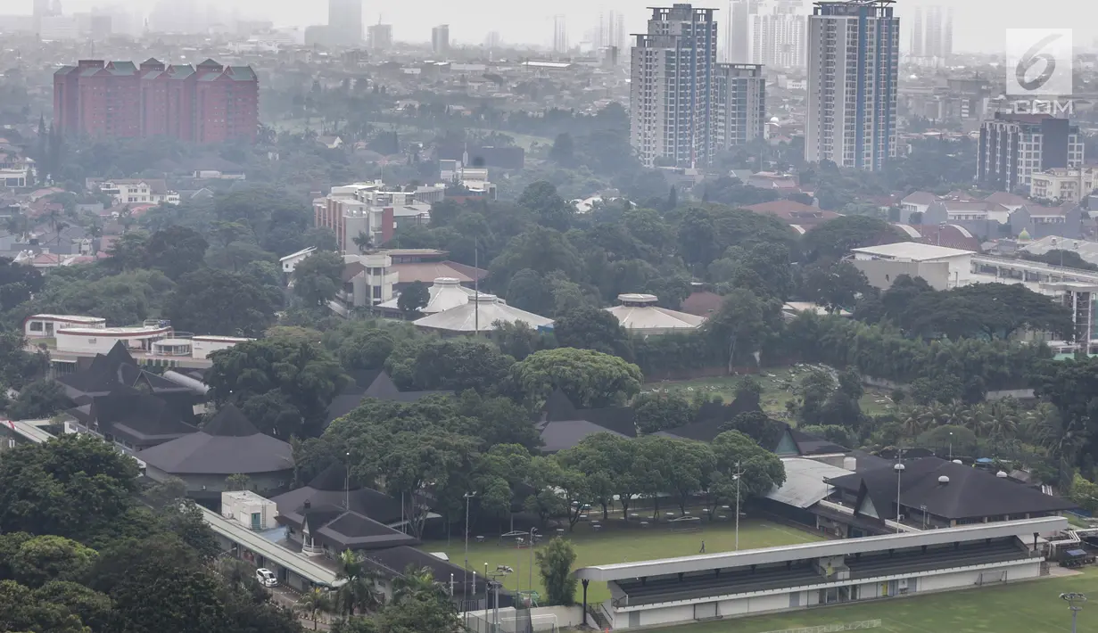 Sejumlah gedung bertingkat berada di antara ruang terbuka hijau (RTH) di kawasan Jakarta, Sabtu (6/4). Dinas Kehutanan DKI Jakarta mengganggarkan Rp 1,5 triliun untuk pengadaan tanah dengan peruntukan Ruang Terbuka Hijau (RTH) di tahun 2019. (Liputan6.com/Faizal Fanani)