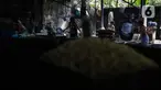 Pekerja menyelesaikan pembuatan tahu di salah satu sentra produksi tahu di Jakarta, Selasa (25/5/2021). Berdasarkan tren harga yang dikutip dari Chicago Board of Trade (CBOT), harga kedelai dunia masih mengalami kenaikan. (Liputan6.com/Johan Tallo)