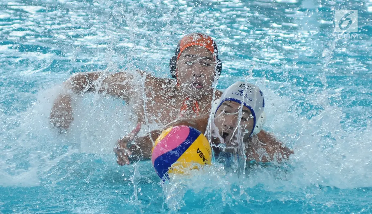 Pemain DKI Jakarta berebut bola dengan pemain Jawa Barat saat final polo air Kejuaraan Aquatik Indonesia Open 2017 di Stadion Akuatik GBK, Jakarta, Jumat (15/12). DKI Jakarta unggul 12-7 dan berhak atas medali emas. (Liputan6.com/Helmi Fithriansyah)
