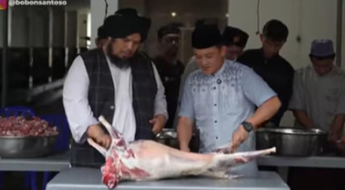 Jelang Buka Puasa Bobon dan Ustaz Derry Sulaiman Masak 9 Ekor Kambing
