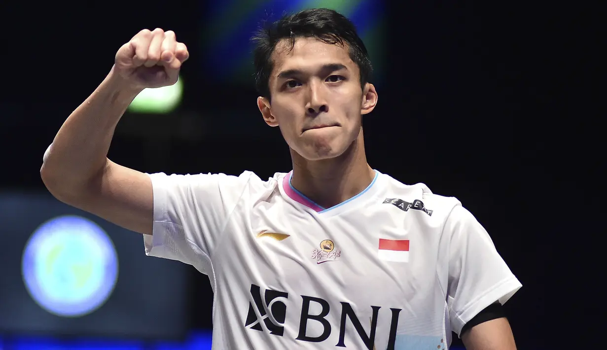 Jonatan Christie alias Jojo sukses menyusul rekannya, Anthony Sinisuka Ginting melaju ke partai puncak All England 2024. Kepastian All Indonesian final di sektor tunggal putra didapat setelah Jonatan Christie mampu mengalahkan tunggal putra India, Lakshya Sen di semifinal kedua dengan rubber game 21-12, 10-21 dan 21-15 dalam laga yang berlangsung di Utilita Arena, Birmingham, Inggris, Sabtu (16/3/2024) malam WIB. (AP Photo/Rui Vieira)