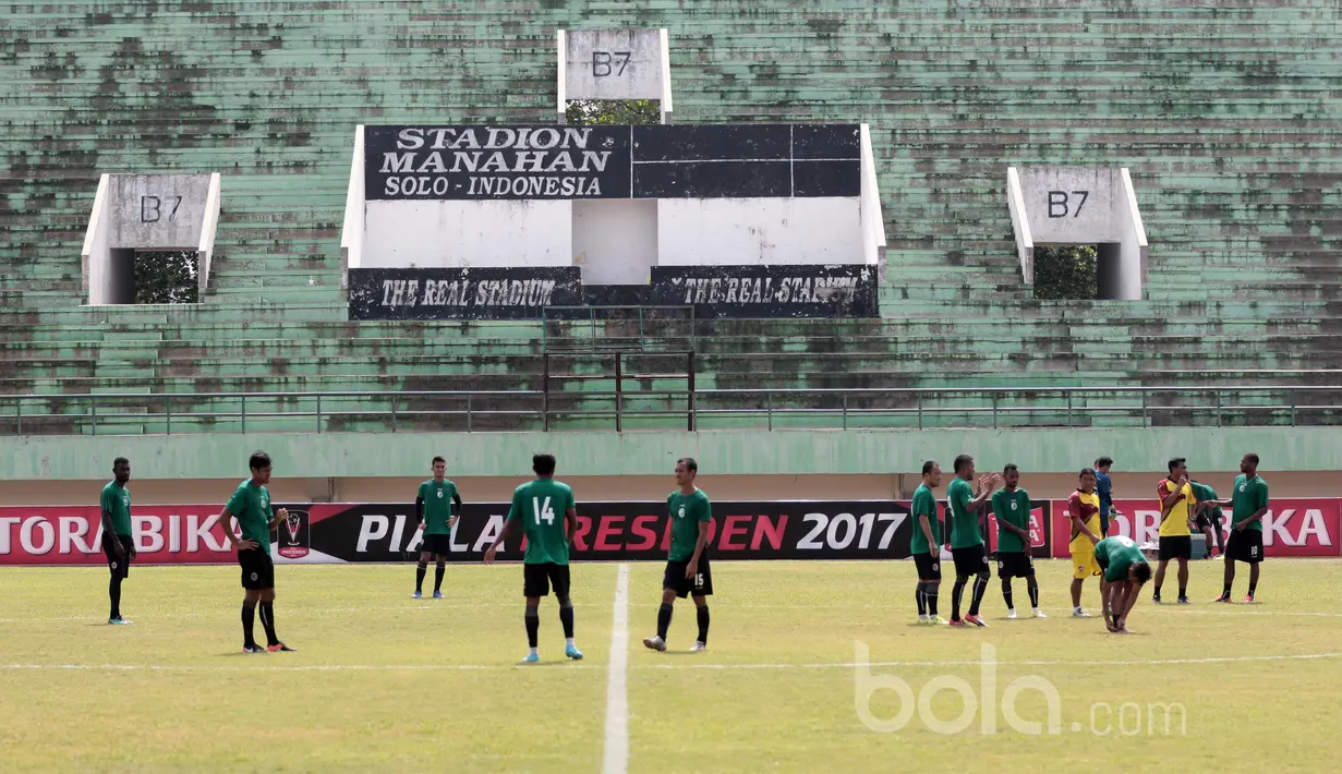 Persiapan Sriwijaya FC saat uji coba lapangan jelang melawan Arema FC  pada laga delapan besar Piala Presiden 2017 di Stadion Manahan, Solo, Jumat (24/2/2017). (Bola.com/Nicklas Hanoatubun)
