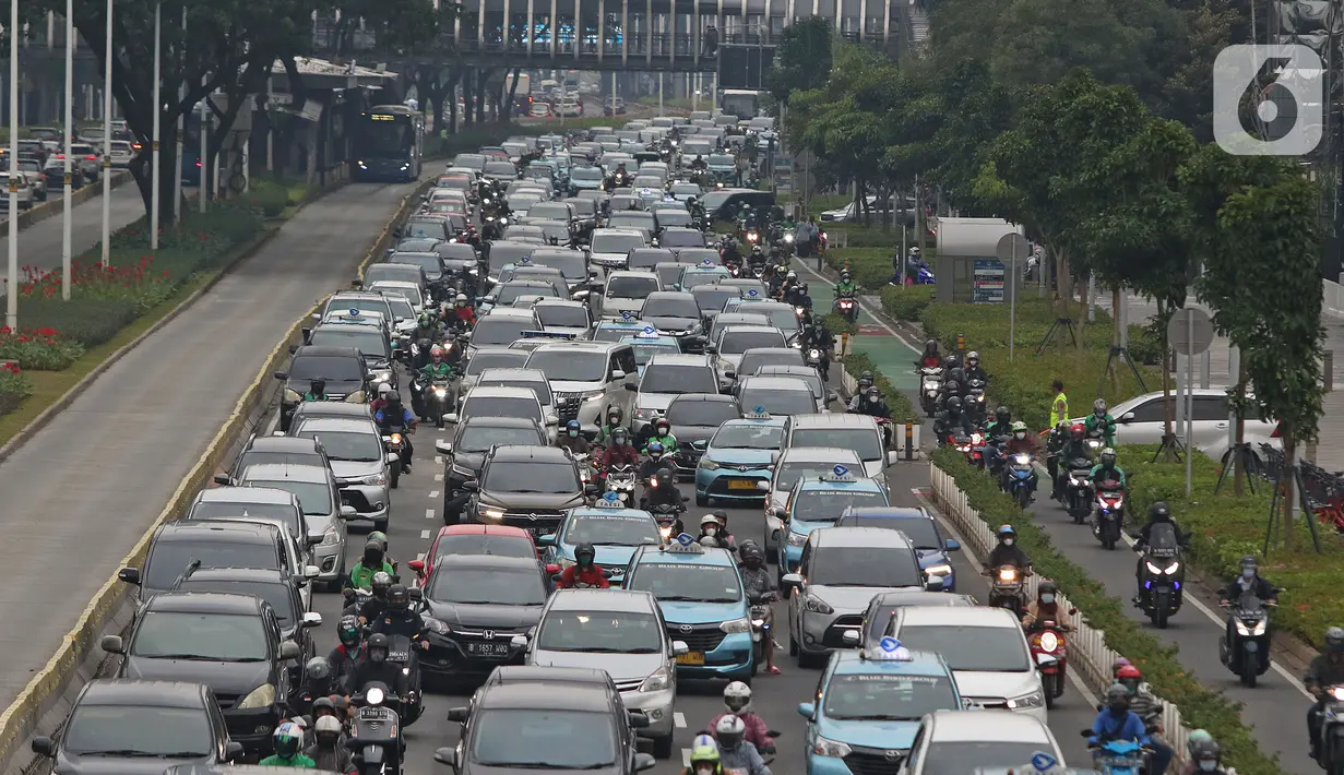 Sejumlah kendaraan terjebak kemacetan saat jam pulang kerja di Jalan Jenderal Sudirman, Jakarta, Rabu (3/11/2021). Salah satu aturan kerja pada sektor non esensial diizinkan bekerja dari kantor atau 'work from office' (WFO) 75 persen dan sektor esensial 100 persen. (Liputan6.com/Herman Zakharia)