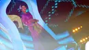 Diatas panggung Siti Badriah mengenakan busana muslimah bewarna ungu dengan dipadukan kain songket. Selasa (10/6/14) (Liputan6.com/Panji Diksana)