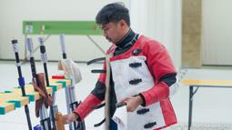Petembak Indonesia, Muhammad Sejahtera Dwi Putra saat berlomba di nomor perorangan 10 meter running target putra cabang menembak Asian Games Hangzhou 2022 di Fuyang Yinhu Sports Centre, Hangzhou, China, Senin (25/9/2023). (NOC Indonesia)
