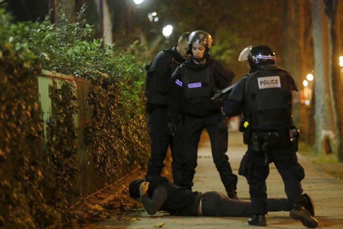 Kepanikan ribuan warga Paris diteror bom dan serangan beruntun