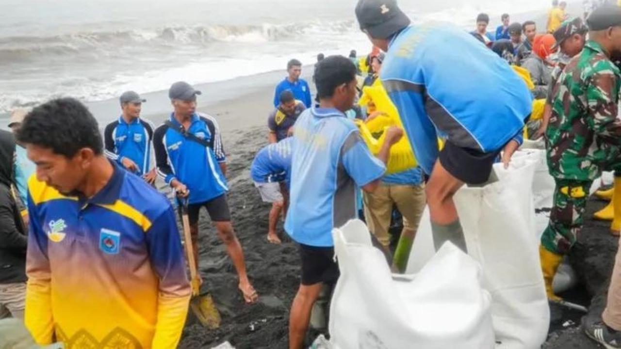 Gerak Cepat Pemkot Mataram Salurkan Bantuan Gelombang Pasang Mataram di Kelurahan Bintaro