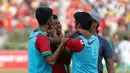 Pemain Timnas Indonesia U-19, Rifad Marasabessy menangis usai pertandingan melawan Thailand pada Piala AFF U-18 2017 di Stadion Thuwunna, Yangon, Jumat (15/9). Timnas Indonesia U-19 gagal ke final. (Liputan6.com/Yoppy Renato)