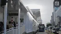 Bus Transjakarta melintasi Halte Bundaran Hotel Indonesia (HI), Jakarta, Senin (25/3). Halte Bundaran HI menjadi halte Transjakarta pertama yang terintegrasi fisik secara langsung dengan stasiun Moda Raya Terpadu (MRT). (Liputan6.com/Faizal Fanani)