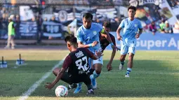 Pemain Persela Lamongan, Zulham Zamrun (tengah), berhasil melewati hadangan pemain Persijap Jepara dalam pertandingan Pegadaian Liga 2 2023/2024 yang berlangsung di Stadion Surajaya, Lamongan, Minggu (10/9/2023) sore WIB. (Bola.com/Abdul Aziz)