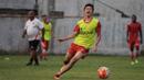 Gelandang Persija Jakarta, Sutanto Tan, berusaha mengejar bola saat latihan jelang laga TSC 2016 melawan Persela Lamongan di Lapangan Villa 2000, Tanggerang Selatan, Banten, Selasa (13/9/2016). (Bola.com/Vitalis Yogi Trisna) 
