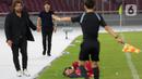 Pelatih timnas Indonesia, Shin Tae Yong (kedua kiri) melakukan protes saat melihat anak asuhnya terjatuh usai berebut bola dengan pemain Fiji pada laga International Friendly Match di Stadion Utama Gelora Bung Karno, Jumat (17/2/2023). Bertanding tanpa dihadiri penonton di Stadion Utama Gelora Bung Karno, timnas Indonesia U-20 mencetak empat gol, diantaranya oleh Arkhan Fikri dimenit 36, Kakang Rudianto (49), Resa Aditya Nugraha (60), dan Hokky Caraka (86). (Liputan6.com/Faizal Fanani)
