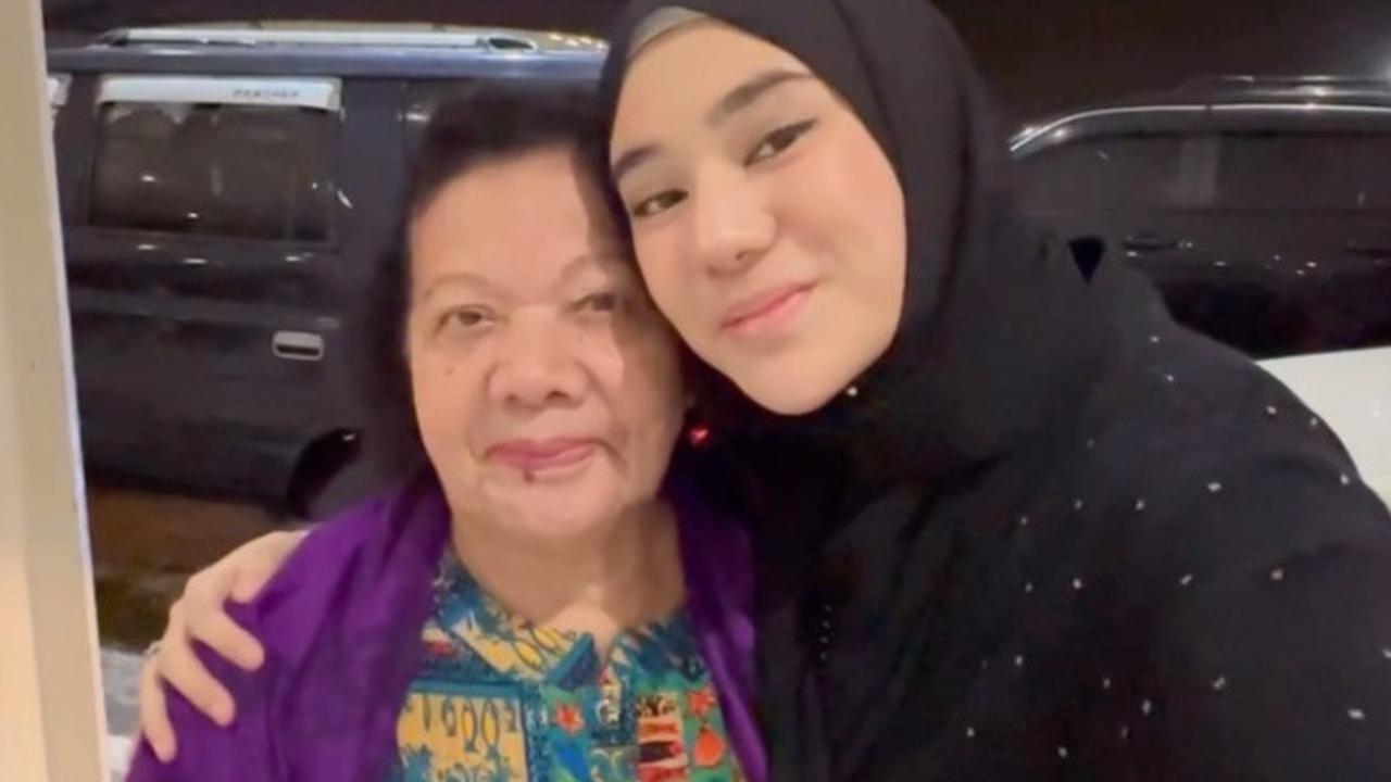 Ketika waktunya kembali pulang ke Jakarta, Clara tampak diantara oleh kedua orang tuanya. Pelukan hangat dan kecupan mesra beberapa kali diberikan Clara sebelum meninggalkan orang tuanya.