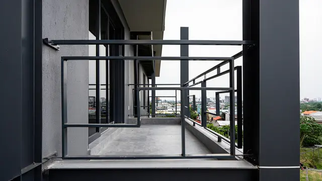 Balkon Gaya Industrial Modern