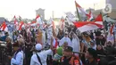 Massa mengibarkan bendera Merah Putih saat mengikuti acara Munajat dan Maulid Akbar 2019 #ReuniMujahid212 di kawasan Monas, Jakarta, Senin (2/12/2019). Dalam acara tersebut, massa turut mendoakan agar Imam Besar FPI Rizieq Shihab segera dipulangkan. (Liputan6.com/Herman Zakharia)