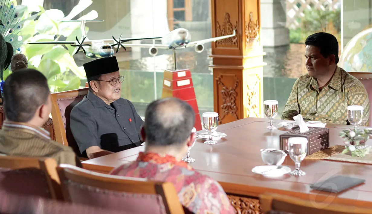 Ketua KPU, Husni Kamil Manik (kanan) berdiskusi dengan BJ Habibie di kediaman BJ Habibie, Jakarta, (29/12). BJ Habibie mendapat 'lifetime achievement award' dari KPU atas dedikasinya untuk Pemilu dan demokrasi di tanah air. (Liputan6.com/Faizal Fanani)