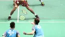 Pebulu tangkis ganda putra Indonesia, Fajar Alfian/Muhammad Rian Ardianto saat bertanding melawan Lee Yang/Wang Chi-Lin (China Taipei) pada Perempat Final Indonesia Masters 2022 di Istora Senayan, Jakarta, Jumat (10/6/2022). Fajar/Rian unggul dan melaju ke semifinal Indonesia Masters 2022. (Liputan6.com/Helmi Fithriansyah)