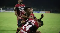 Pemain Bali United merayakan gol yang dicetak Lerby Eliandry dalam laga kontra Persija Jakarta dalam pekan ke-29 BRI Liga 1 2021/2022, Minggu (6/3/2022). (Bola.com/Maheswara Putra)