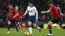 Gelandang Tottenham, Son Heung-Min, menggiring bola saat melawan Southampton pada laga Premier League di Stadion Wembley, London, Rabu (5/12). Tottenham menang 3-1 atas Southampton. (AFP/Ian Kington)