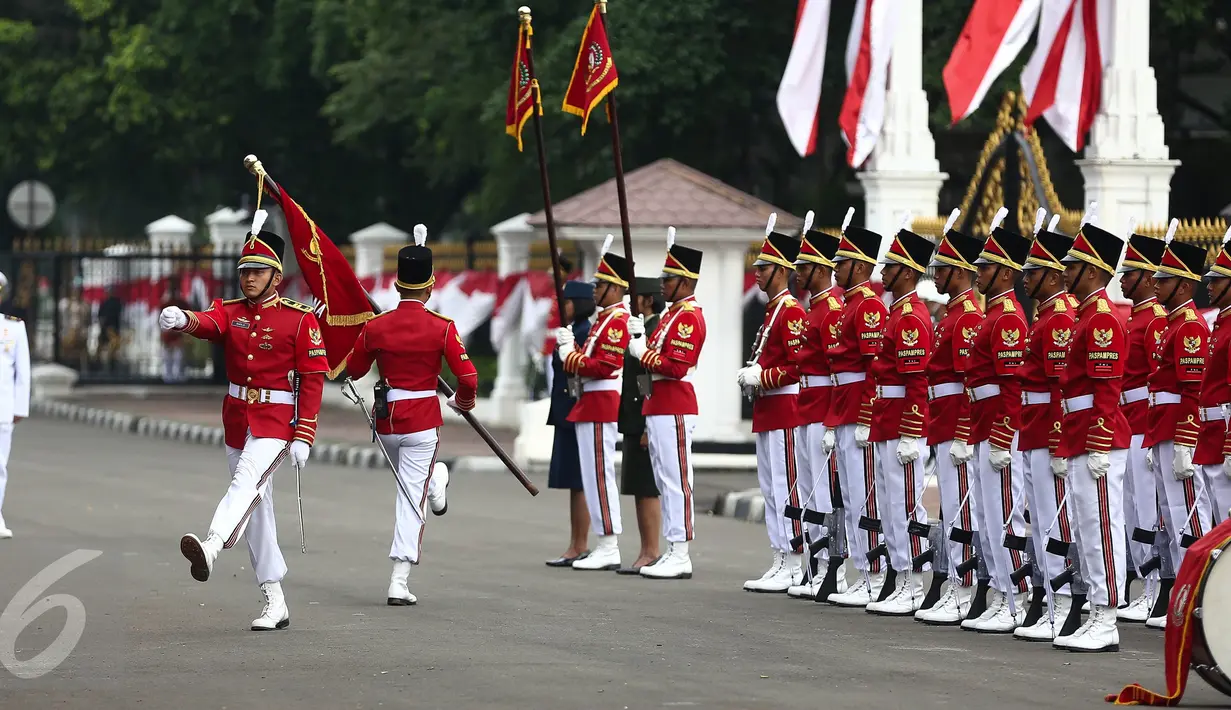 Paspampres melakukan prosesi serah terima pergantian pasukan jaga Istana Kepresiden di depan Istana Merdeka, Minggu (28/8). Ini merupakan pelaksanaan seremoni pergantian pasukan jaga istana untuk yang kedua kalinya (Liputan6.com/Faizal Fanani)