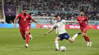 Gelandang Inggris, Mason Mount berusaha mencetak gol dari kawalan pemain Iran, Hossein Kanaanizadegan selama pertandingan grup B Piala Dunia  2022 Qatar di Stadion Internasional Khalifa di Doha, Qatar, Senin (21/11/2022). Inggris menang telak atas Iran dengan skor 6-2. (AP Photo/Martin Meisner)