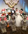 Sandra Dewi dan Harvey Moeis menggelar resepsi pernikahan di Disneyland Jepang berhasil membuat semua orang iri. Usai berkeliling dengan mobil tua, digelar juga acara makan siang bersama tamu undangan. (Facebook/Ary Bakri)