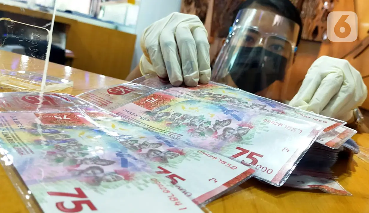Nasabah menghitung uang tunai pecahan Rp75 ribu di Kantor Cabang Bank BTN Jakarta Harmoni, di Jakarta. Untuk melayani kebutuhan perbankan para nasabah, beberapa kantor cabang Bank BTN tetap beroperasi secara terbatas selama periode Idul Fitri 2021. (Liputan6.com/HO/BTN)