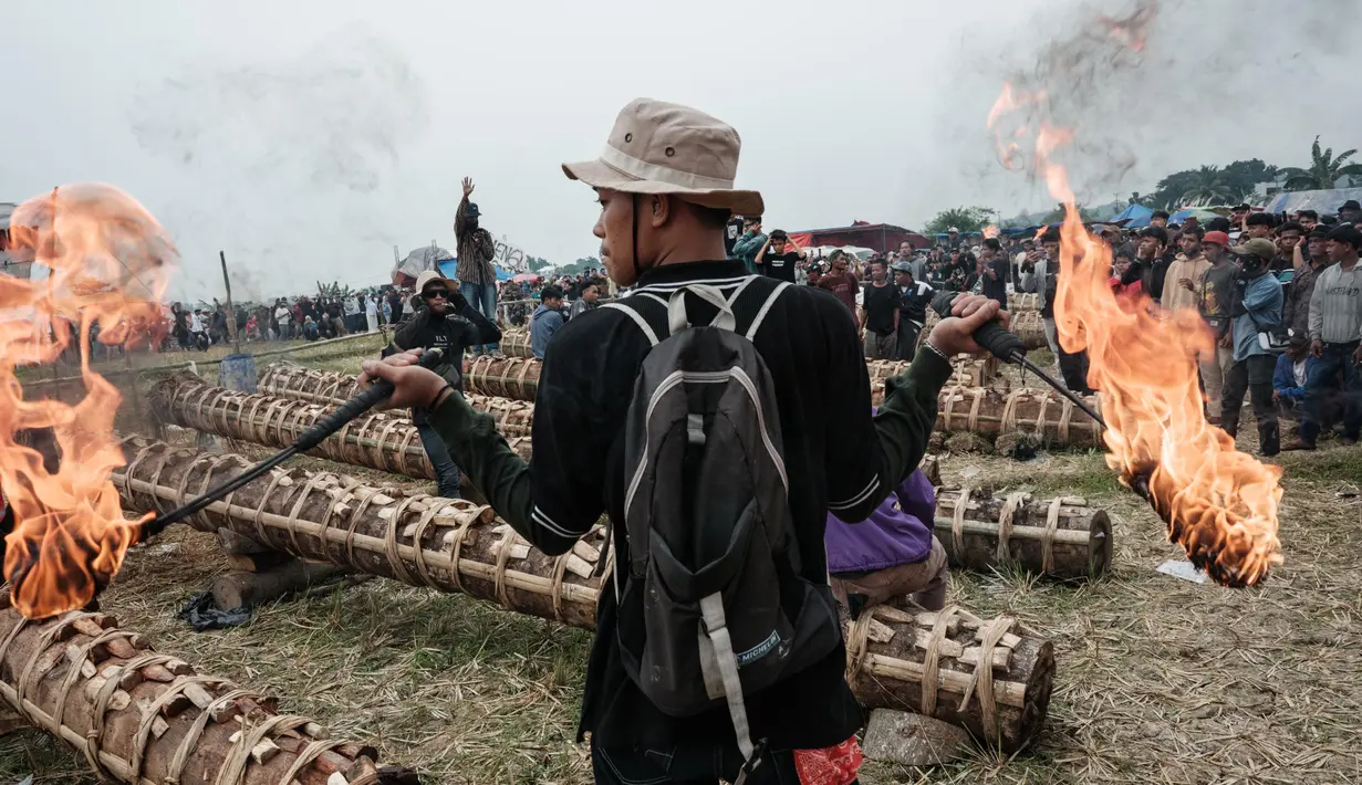 Festival Kuluwung adalah ajang adu meriam karbit yang dilakukan dua desa, yakni Desa Sukamulya dan Desa Sukamakmur Kabupaten Bogor. (Yasuyoshi CHIBA/AFP)