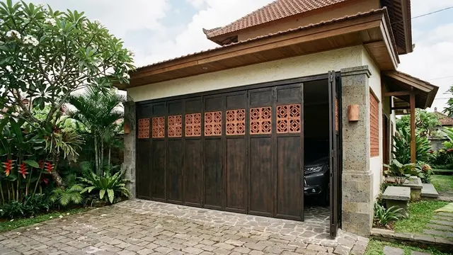 Pintu Garasi Lipat Besi dengan Roster Terakota Bergaya Tropis