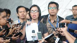 Pengacara Publik di Bidang Perkotaan dan Masyarakat Urban LBH Jakarta Jeanny Silvia Sari Sirait menunjukkan dokumen kepada awak media terkait aduan korban fintech di Jakarta, Jumat (14/12). (Liputan6.com/Angga Yuniar)