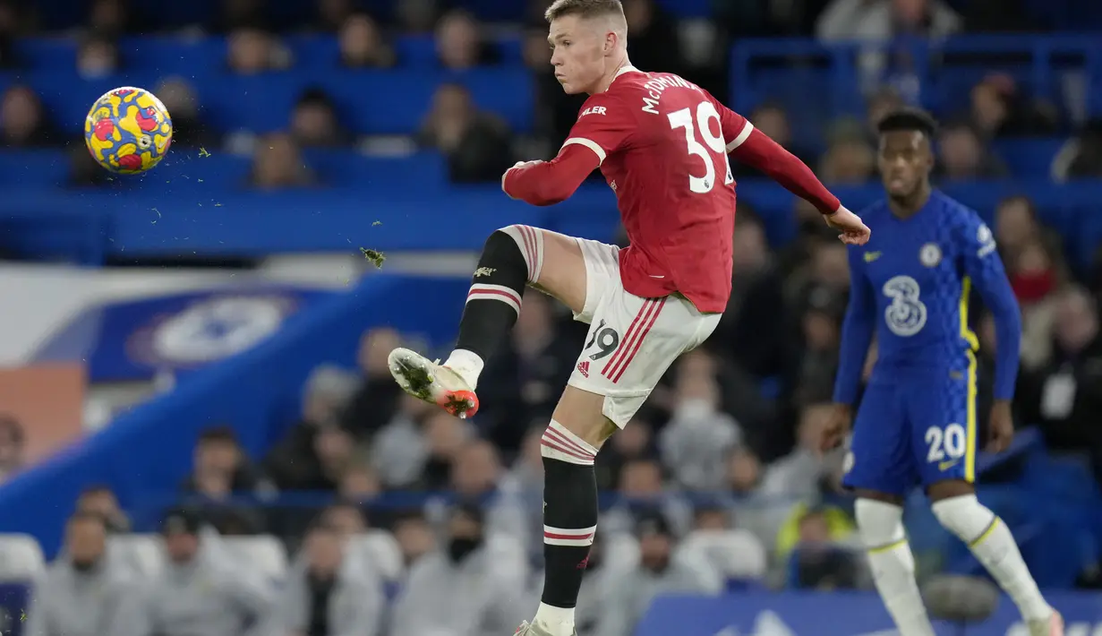 Gelandang Manchester United, Scott McTominay mengumpan bola saat bertanding melawan Chelsea pada pertandingan lanjutan Liga Inggris di di stadion Stamford Bridge, London, Senin (29/11/2021). Chelsea bermain imbang atas MU 1-1. (AP Photo/Kirsty Wigglesworth)