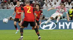 Pemain Kroasia, Luka Modric berusaha mencetak gol ke gawang Belgia saat matchday ketiga Grup F Piala Dunia 2022 di&nbsp;Ahmad Bin Ali Stadium, Kamis (01/12/2022). (AP/Thanassis Stavrakis)