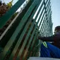 Silva Cossa dan Leonard Makuya, dua orang pengurus, mengikat pita ke pagar gereja St James Presbyterian di Bedford Gardens, Johannesburg, Rabu (29/7/2020). Pita tersebut mewakili warga Afrika Selatan yang meninggal akibat virus corona COVID-19. (AP Photo/Themba Hadebe)