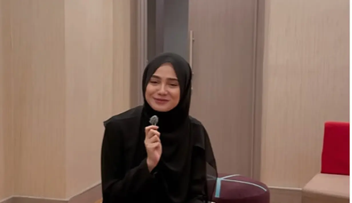 Lengkapi outfitnya, Syifa Hadju kenakan hijab, tas, dan loafers berwarna hitam. Bahkan Syifa hanya mengaplikasikan makeup tipis di wajahnya [@ayah_amanah]